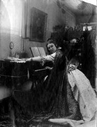 Фото Н.М. Сапожниковой за клавесином.
1915 или 1916